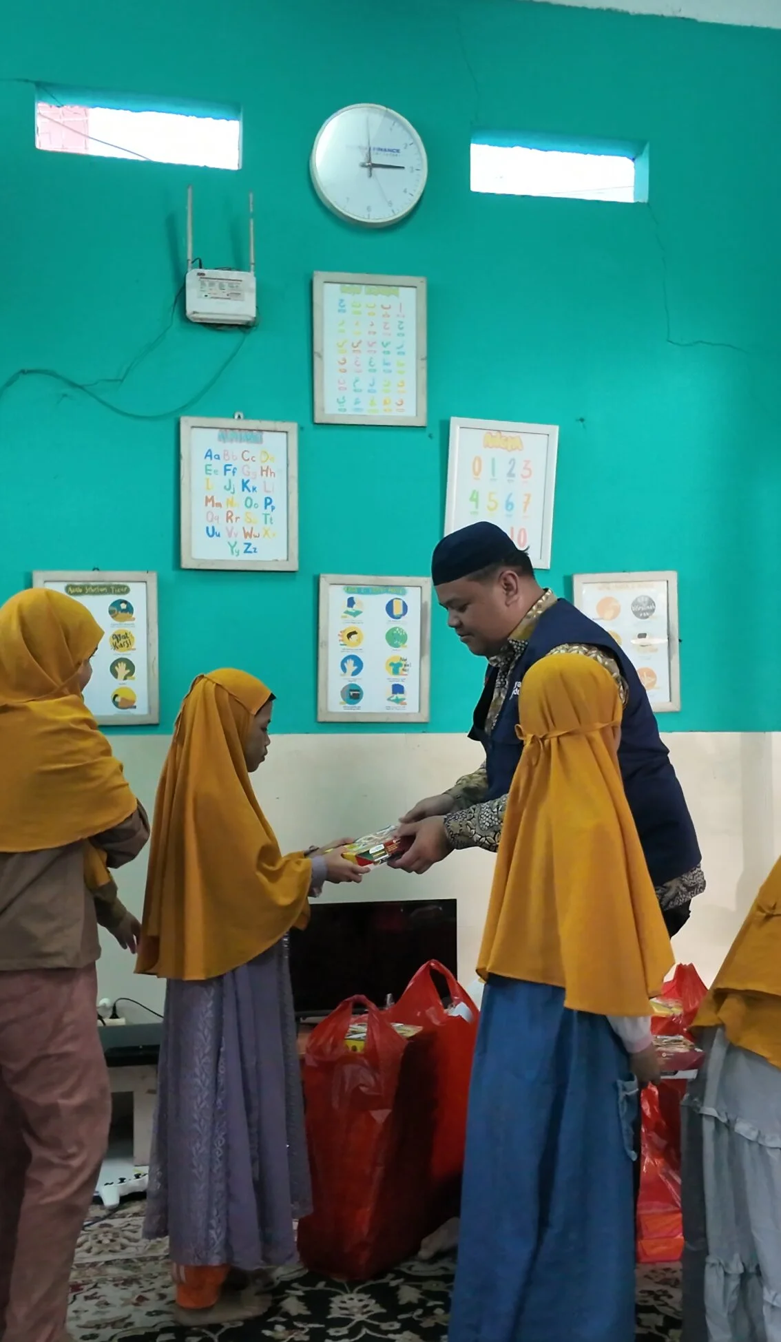 Foto 8 dari album Berbagi Nasi Kotak Panti Asuhan 2025